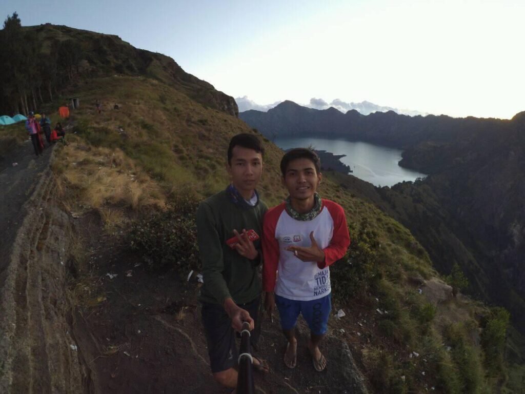 Trekkers near Mount Rinjani crater rim